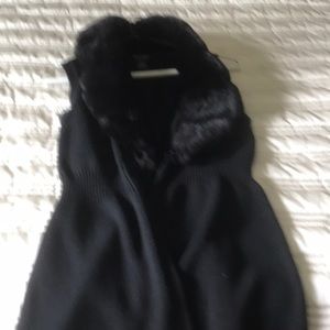 Sweater vest with faux fur